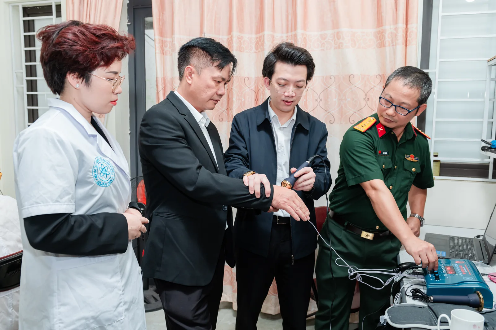 Nhóm nhân sự cùng xem xét thiết bị DTT Care-86 tại khu vực kỹ thuật
