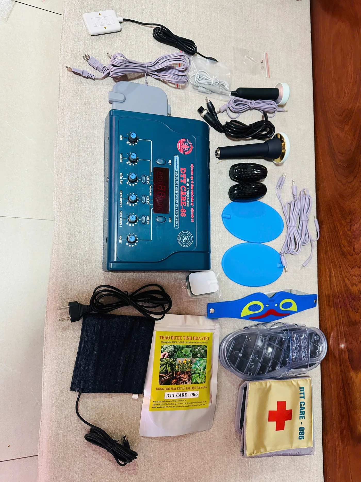 Toàn bộ máy DTT Care-86 và bộ phụ kiện được sắp xếp cùng nhau